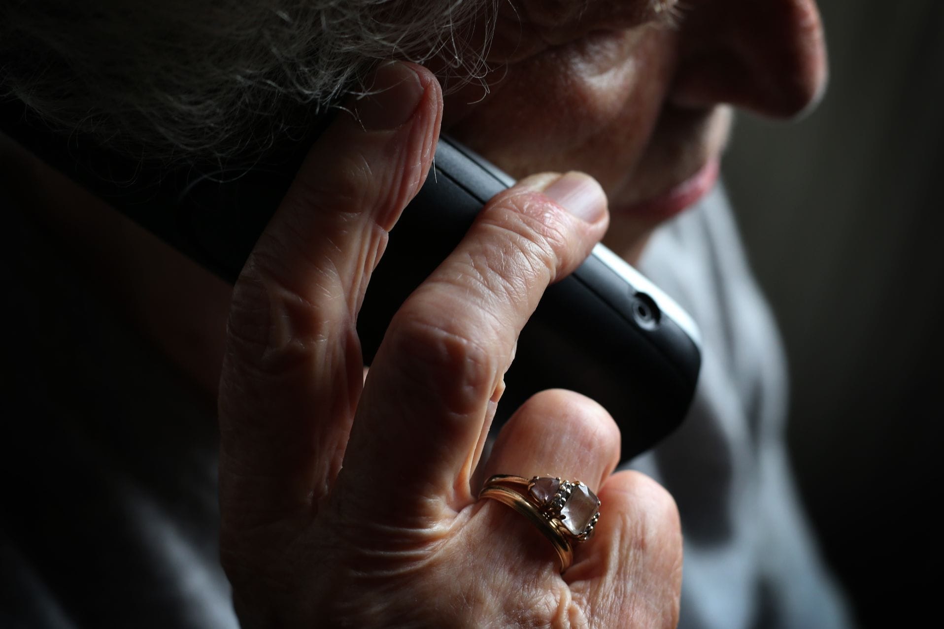 Eine ältere Frau telefoniert mit einem schnurlosen Festnetztelefon: Immer mehr Senioren werden Opfer von Schockanrufen.