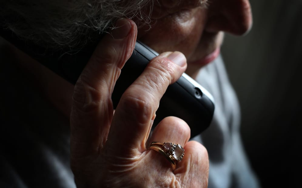 Eine ältere Frau telefoniert mit einem schnurlosen Festnetztelefon: Immer mehr Senioren werden Opfer von Schockanrufen.