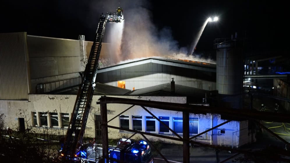 Feuerwehr im Einsatz: Die Halle brennt komplett.