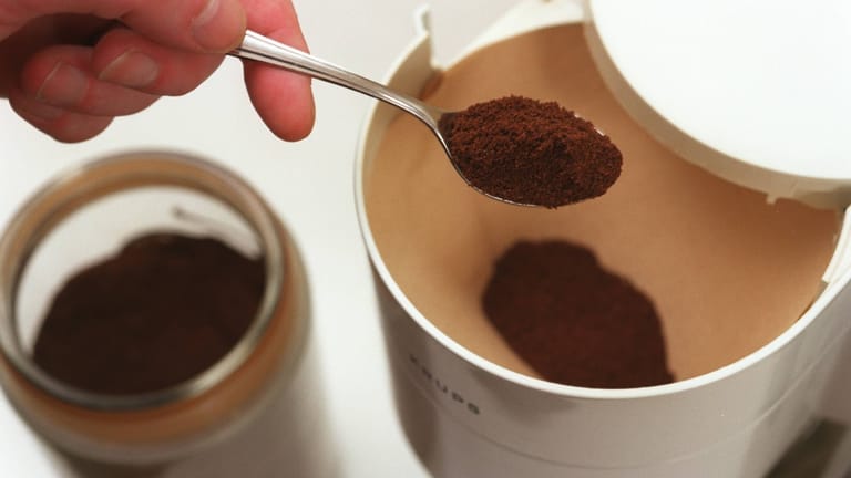 Kaffeekochen: Bei älteren Maschinen ist die Filterhalterung schwenkbar.