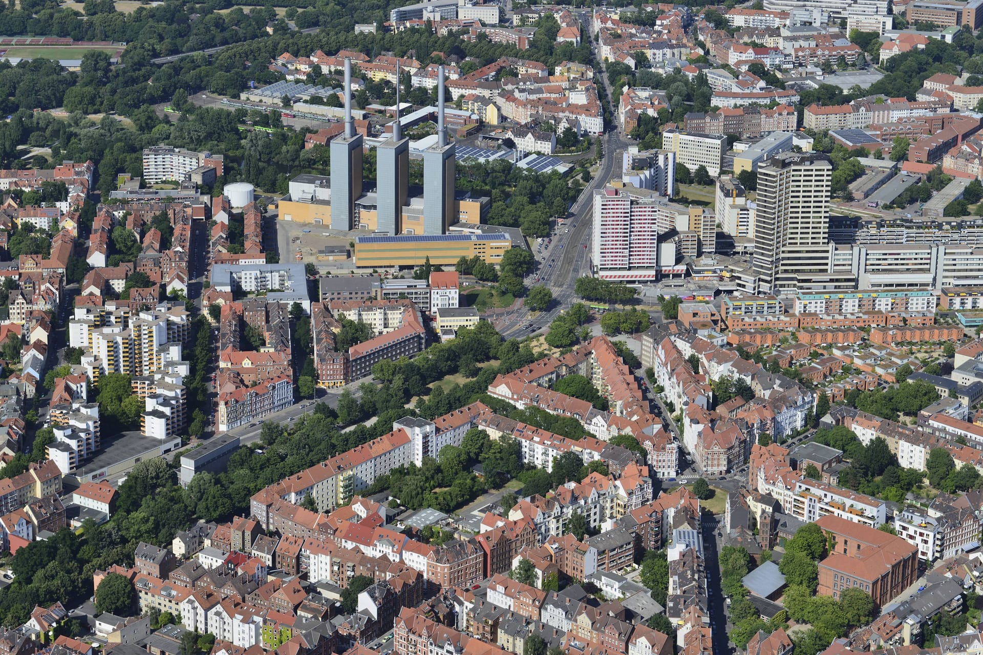 Luftbild vom Stadtteil Limmer (Archivbild): Die Bevölkerung in Hannover ist binnen eines Jahres rasant gewachsen.