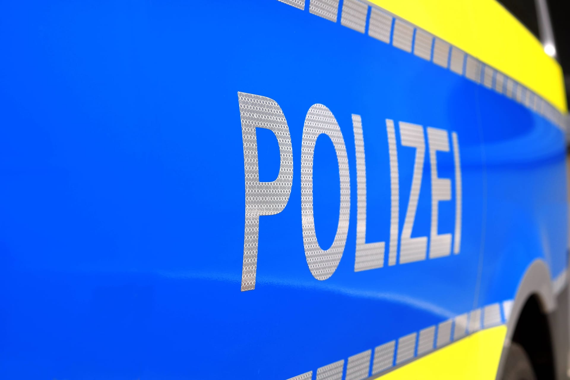 Aufschrift auf einem Polizeiauto: Eine vermisste 13-Jährige ist wieder aufgetaucht.