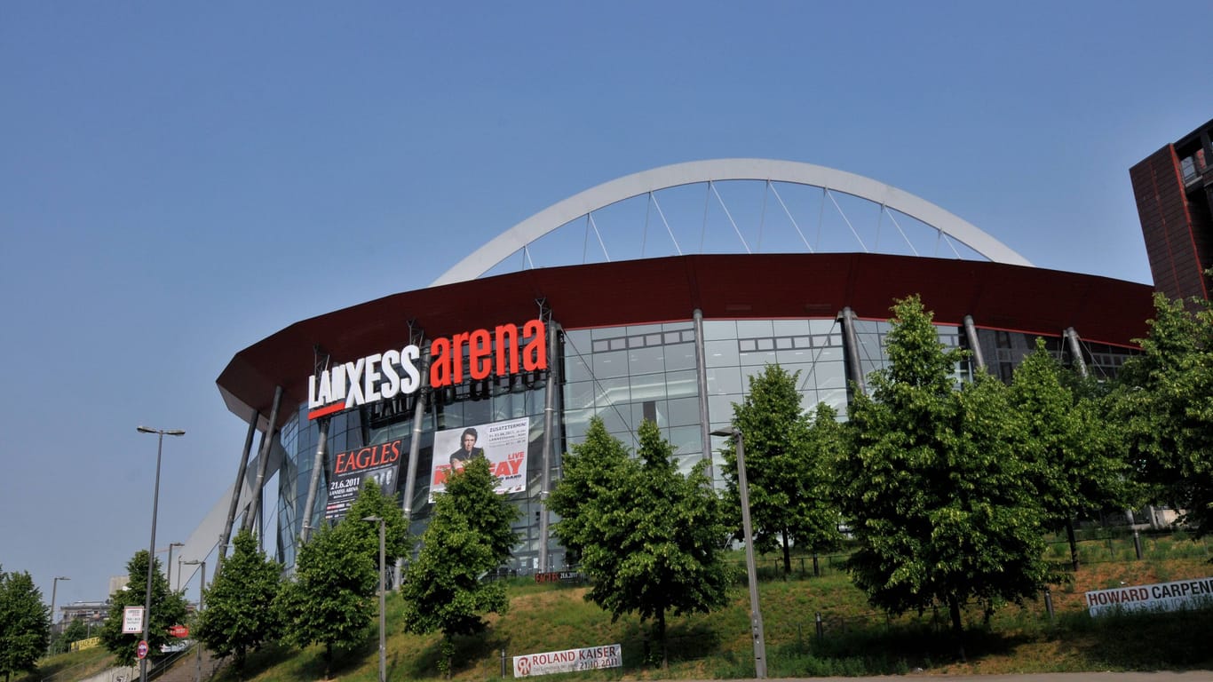 Die Köln Lanxess Arena (Archivbild): Zum 25. Jubiläum soll es einen Skywalk über die Arena geben.