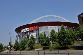 Die Köln Lanxess Arena (Archivbild): Zum 25. Jubiläum soll es einen Skywalk über die Arena geben.