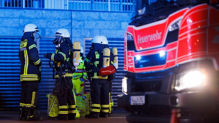 Einsatzkräfte der Berufsfeuerwehr Köln bei einem Einsatz (Symbolbild): Zwei Löschzüge der Feuerwehr mussten am Dienstagmorgen nach Lindenthal ausrücken.