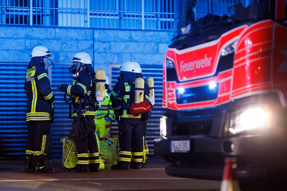 Einsatzkräfte der Berufsfeuerwehr Köln bei einem Einsatz (Symbolbild): Zwei Löschzüge der Feuerwehr mussten am Dienstagmorgen nach Lindenthal ausrücken.