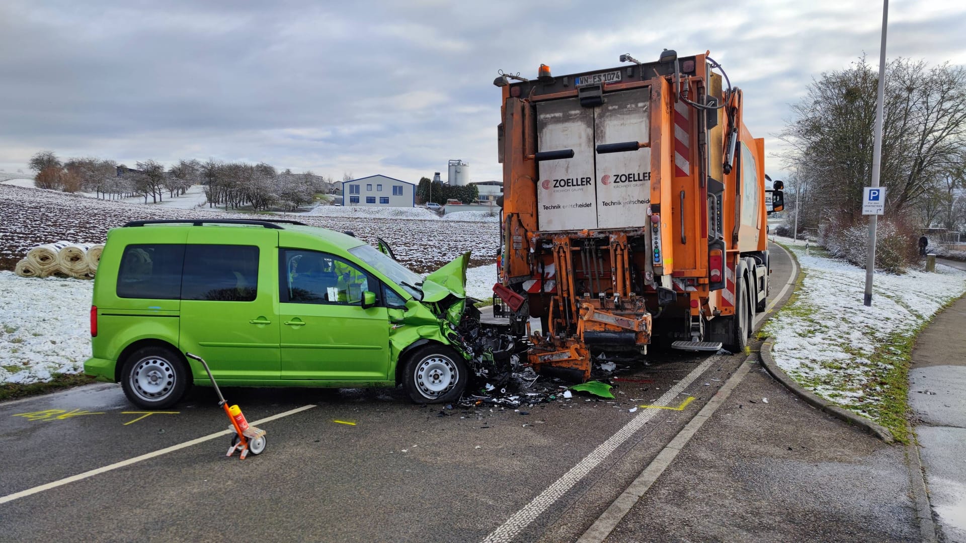 Die Unfallstelle: Der Müllmann stand am Auto, als der Caddy hineinkrachte.