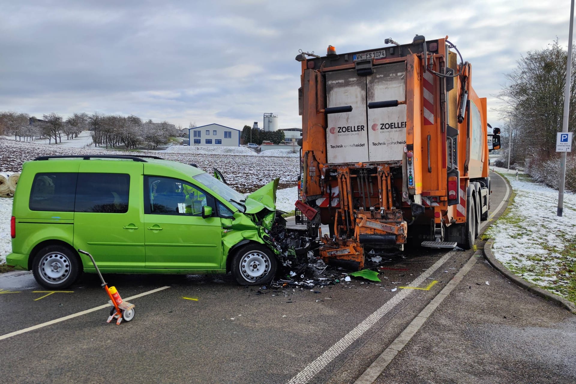 Die Unfallstelle: Der Müllmann stand am Auto, als der Caddy hineinkrachte.