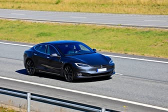 Ein schwarzer Tesla (Symbolbild): Am Freitag ist ein junger Mann mit deutlich erhöhter Geschwindigkeit auf der A2 gerast.