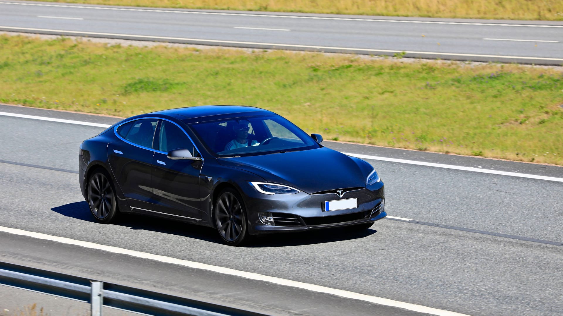 Ein schwarzer Tesla (Symbolbild): Am Freitag ist ein junger Mann mit deutlich erhöhter Geschwindigkeit auf der A2 gerast.