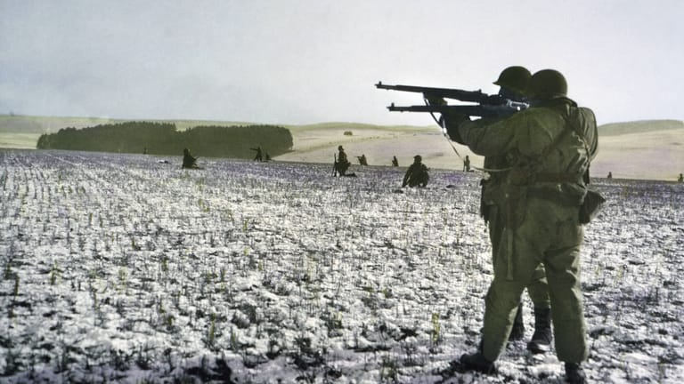 Amerikanische Infanteristen beim Angriff nahe Bastogne im Dezember 1944.