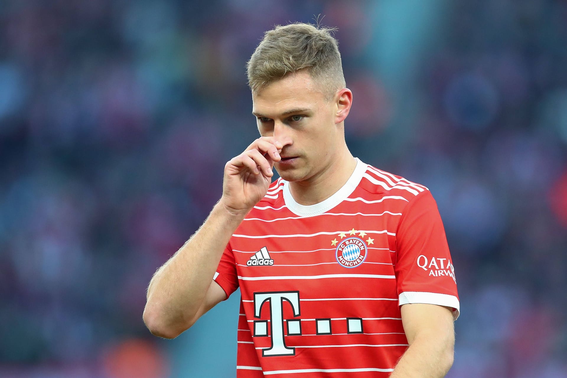 Joshua Kimmich mit "Qatar Airways" auf dem Ärmel: Der Sponsor könnte beim FC Bayern an Bord bleiben.