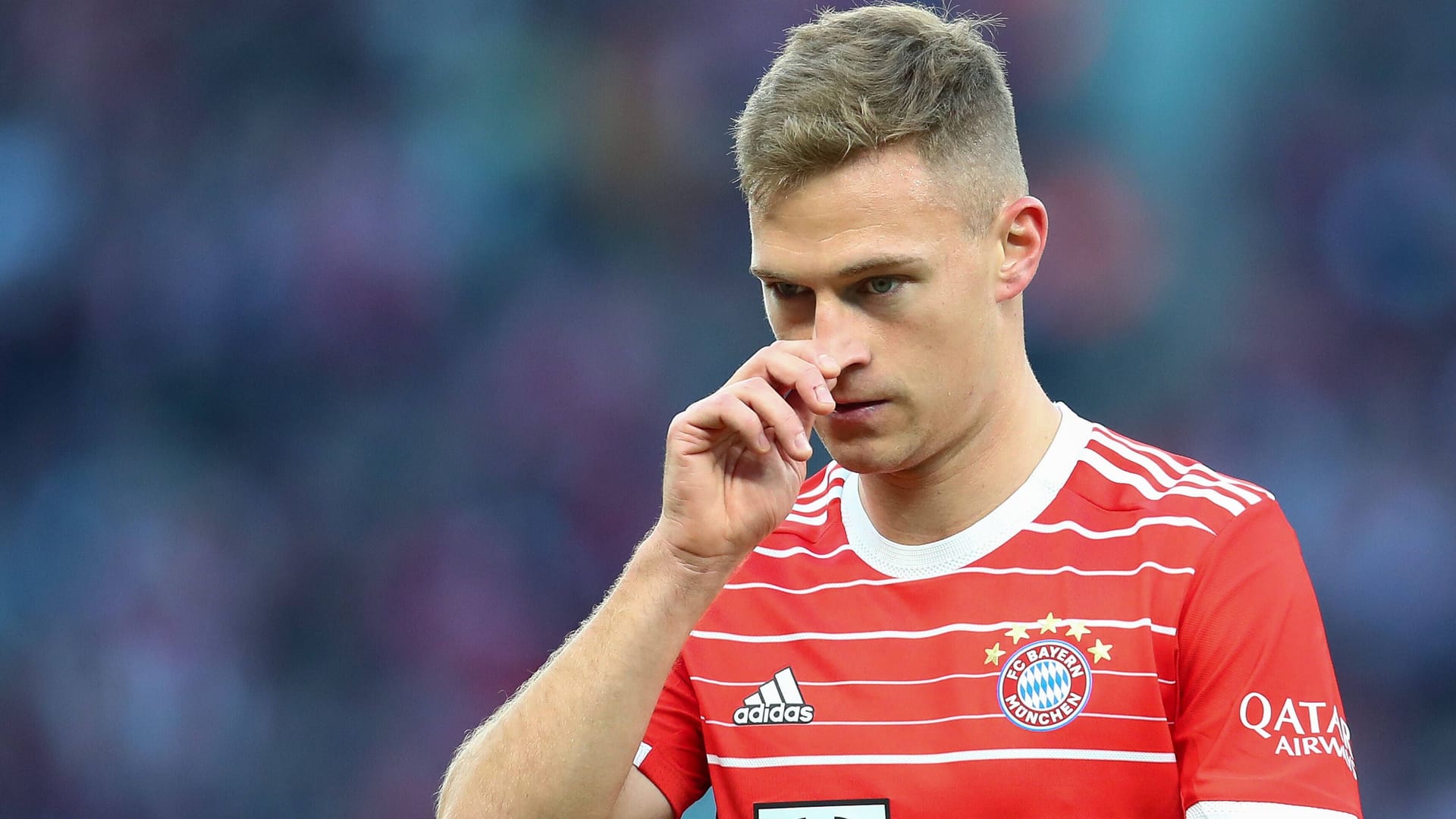 Joshua Kimmich mit "Qatar Airways" auf dem Ärmel: Der Sponsor könnte beim FC Bayern an Bord bleiben.