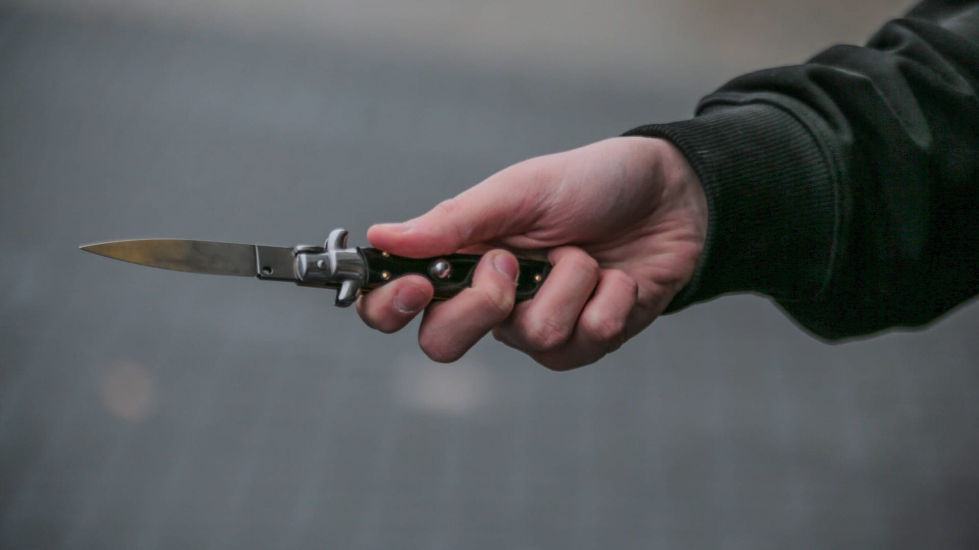 Eine Person mit einem Messer in der Hand (Symbolfoto): Die Täter flohen unerkannt. Eine Person mit einem Messer in der Hand (Symbolfoto): Die Täter flohen unerkannt.
