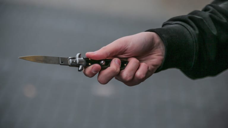 Eine Person mit einem Messer in der Hand (Symbolfoto): Die Täter flohen unerkannt.