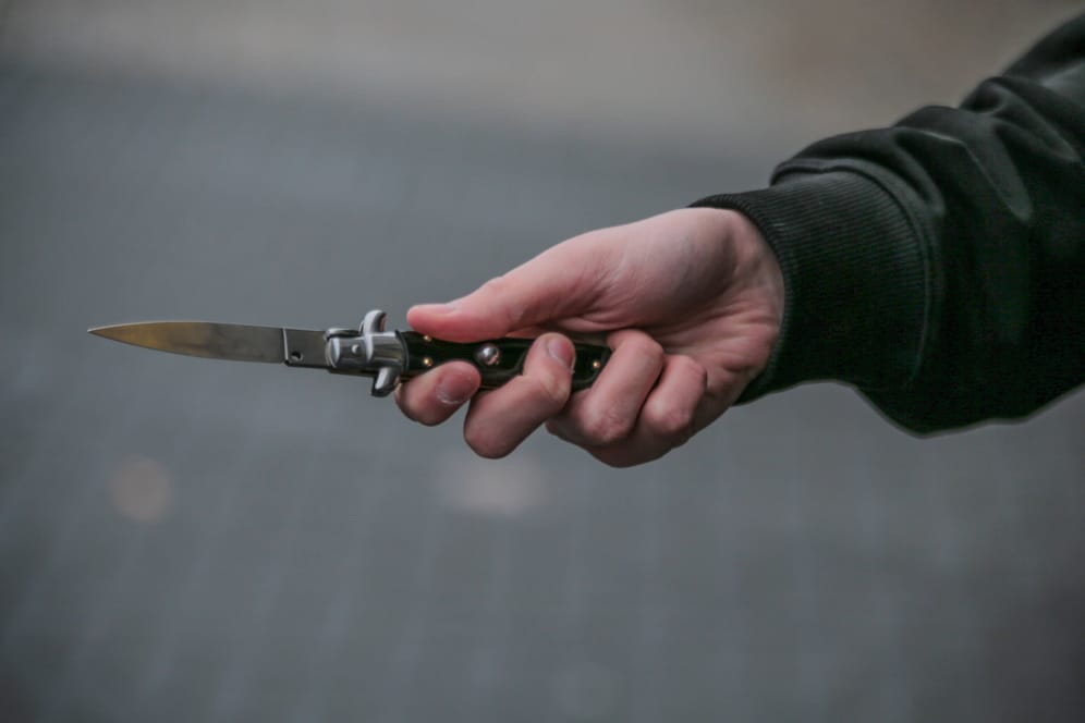 Eine Person mit einem Messer in der Hand (Symbolfoto): Die Täter flohen unerkannt.