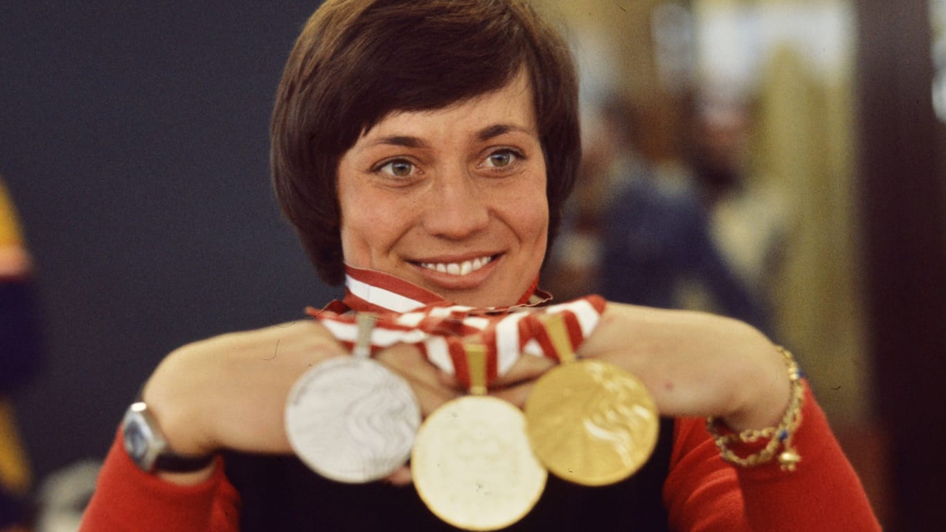 "Gold-Rosi" mit ihren Olympischen Medaillen.