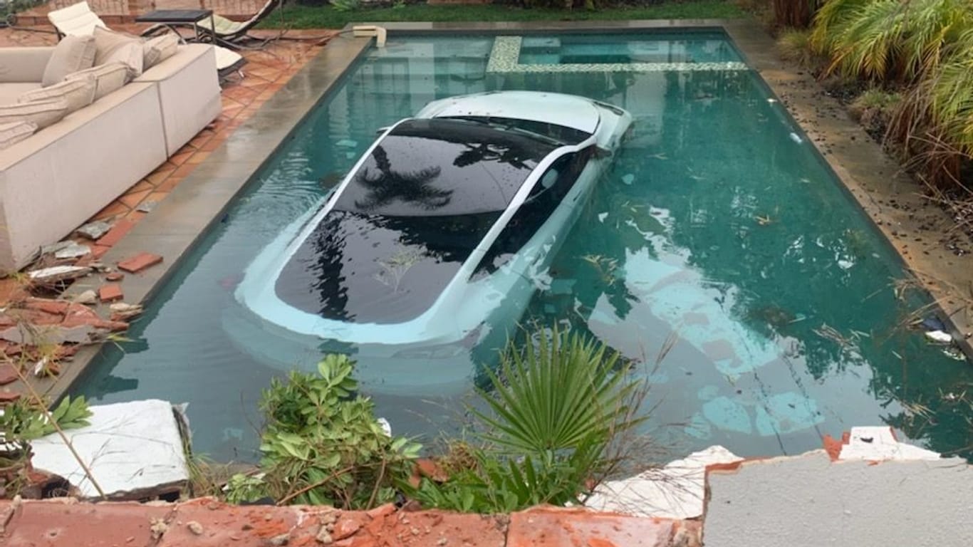 Der Tesla im Pool: Alle drei Insassen konnten gerettet werden.
