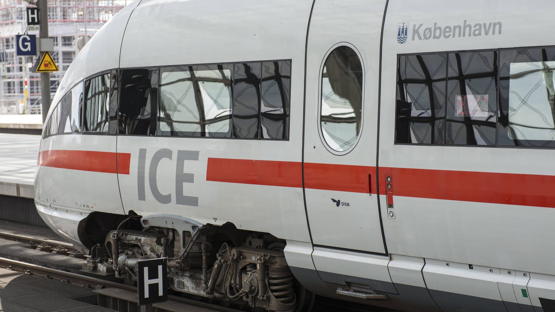 Ein ICE am Berliner Hauptbahnhof (Symbolbild): Alle wichtigen Verbindungen von und nach Berlin seien betroffen gewesen.