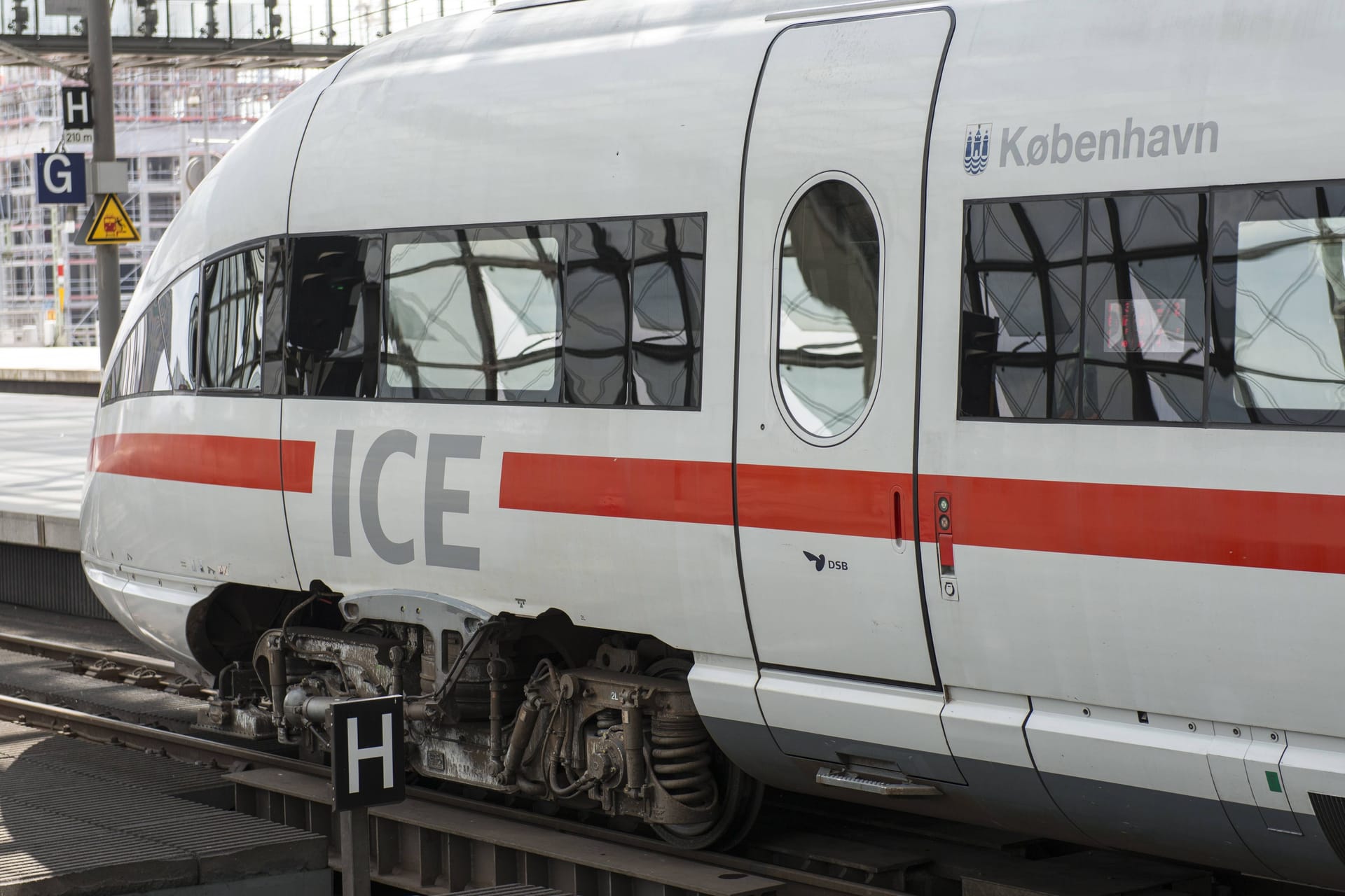 Ein ICE am Berliner Hauptbahnhof (Symbolbild): Alle wichtigen Verbindungen von und nach Berlin seien betroffen gewesen.