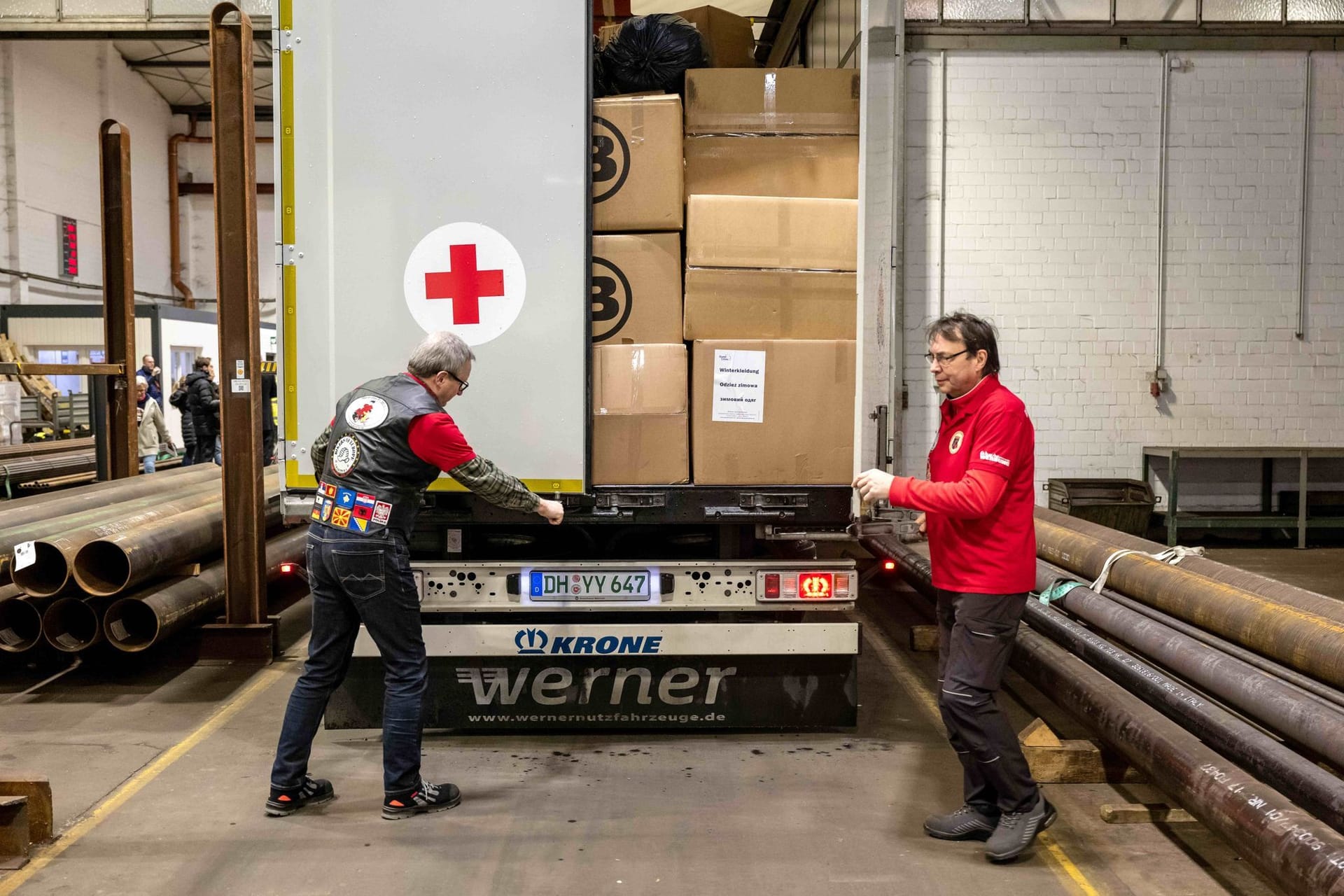 Ein LKW mit Hilfsgütern wird für die Abfahrt vorbereitet. Sein Ziel: Odessa.