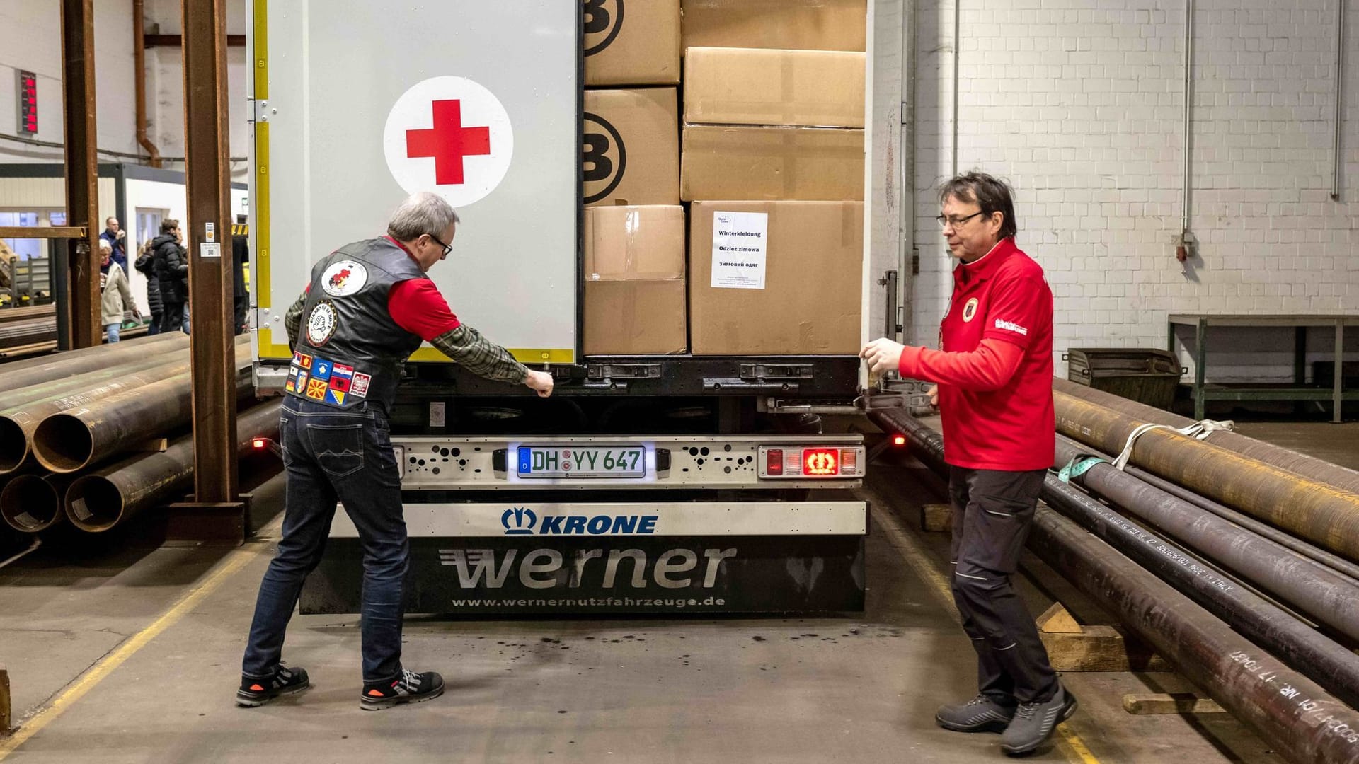 Ein LKW mit Hilfsgütern wird für die Abfahrt vorbereitet. Sein Ziel: Odessa.