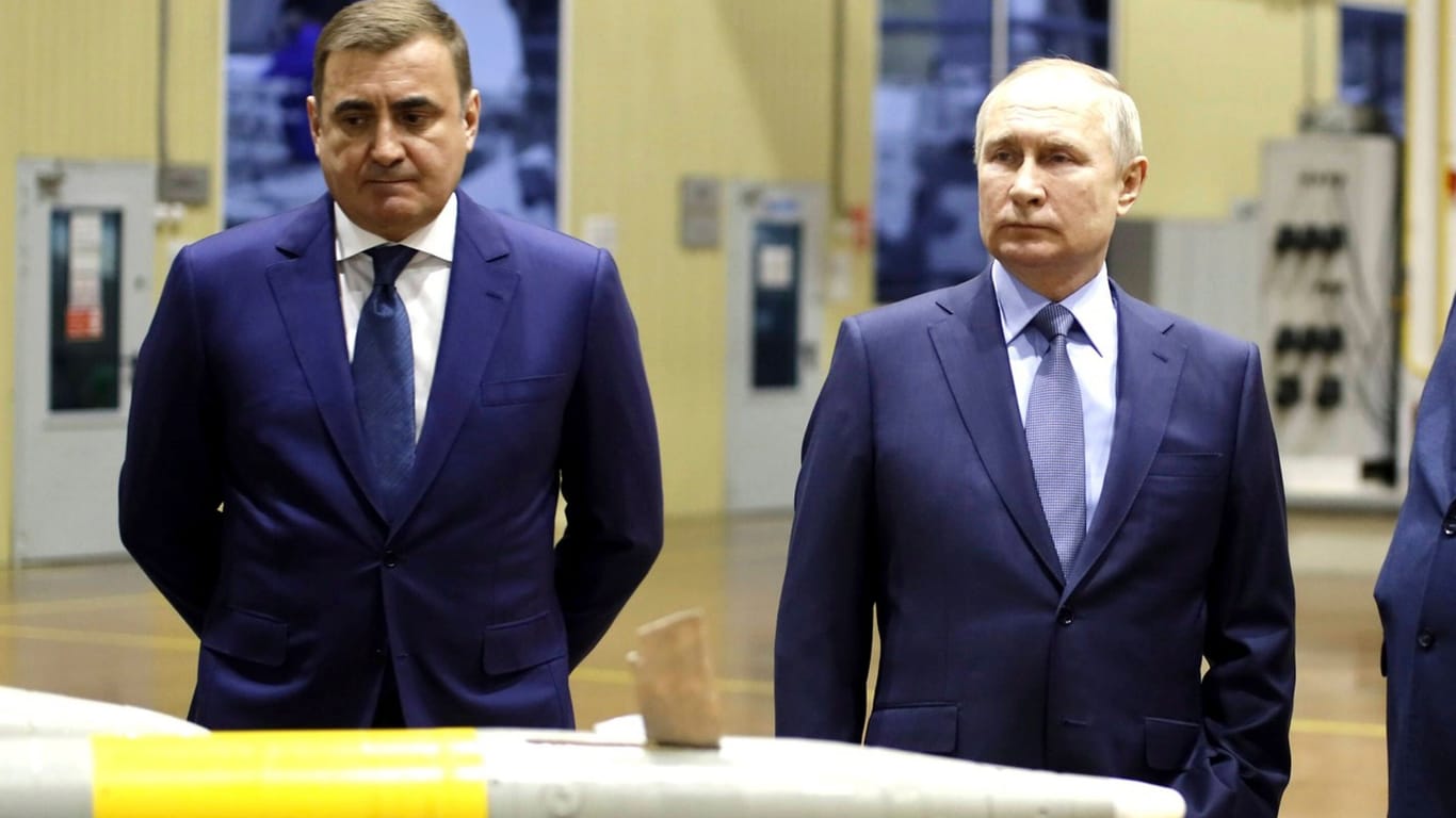 Gouverneur der Region Tula, Alexei Dyumin (v.l.n.r.), Russlands Präsident Wladimir Putin inspizieren russische Waffensysteme: In den russischen Staatsmedien wird Dyumin positiv erwähnt.
