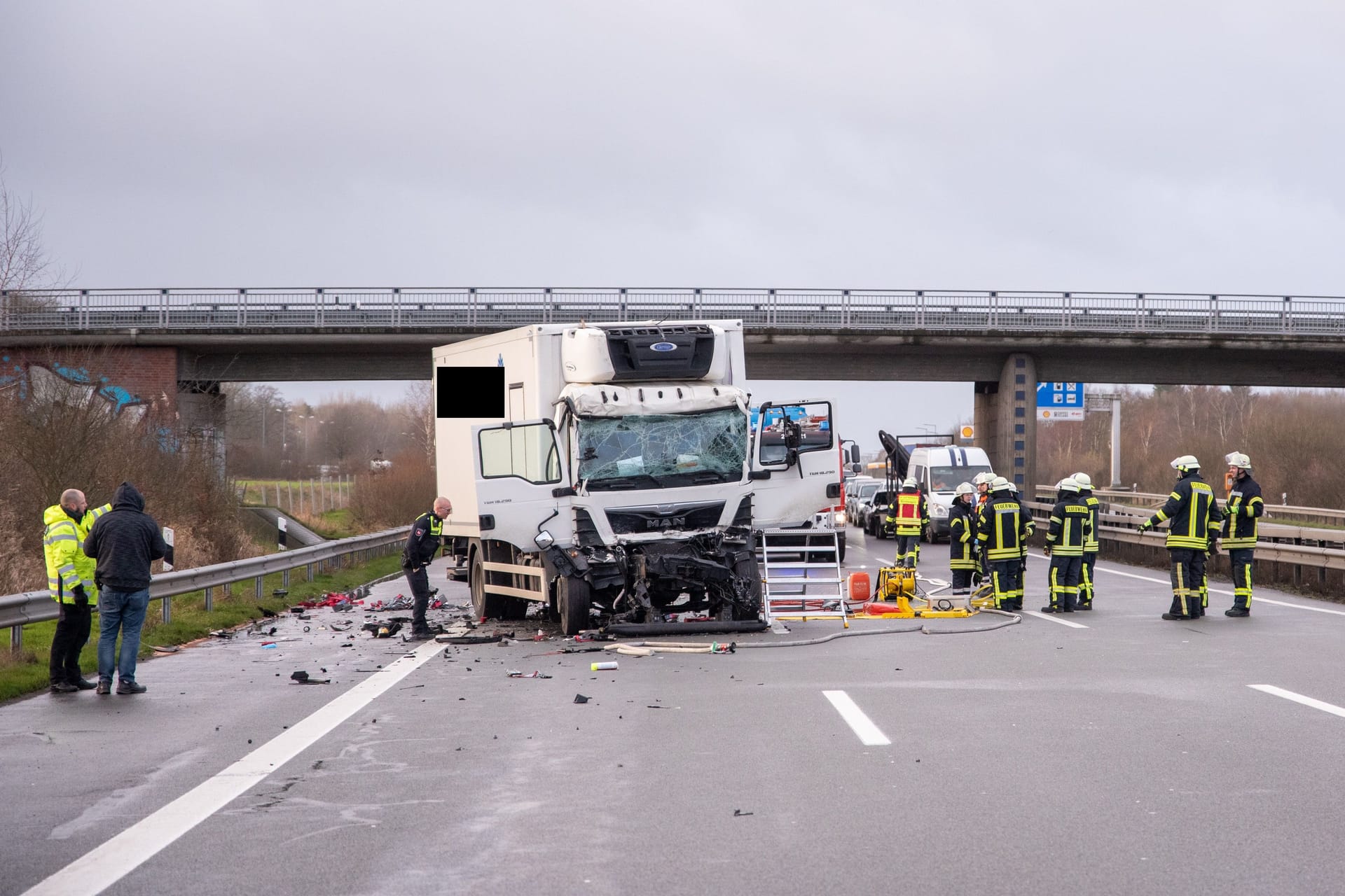 Auf der A1 bei Sittensen ist am Montag ein Lkw-Fahrer tödlich verunglückt.