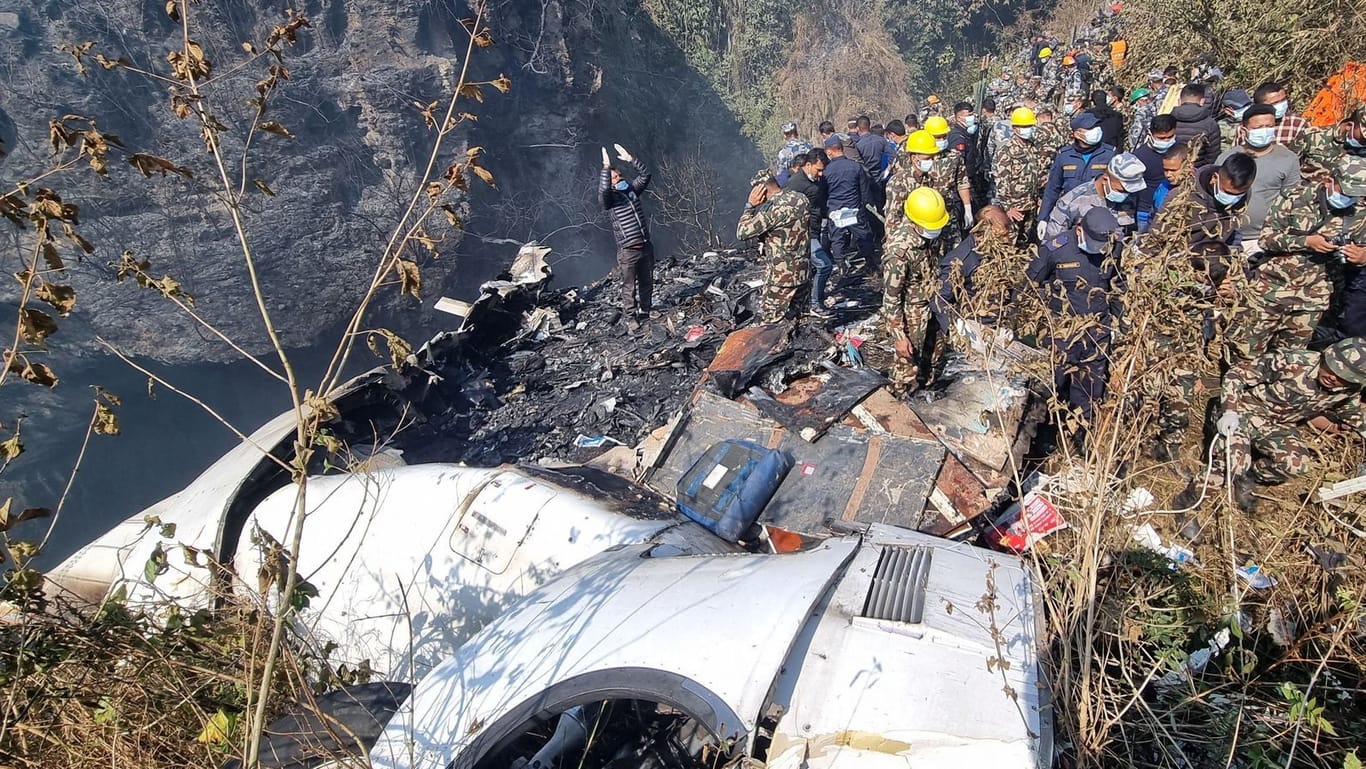 Rettungsarbeiten in Nepal: 72 Menschen waren an Bord der Maschine.