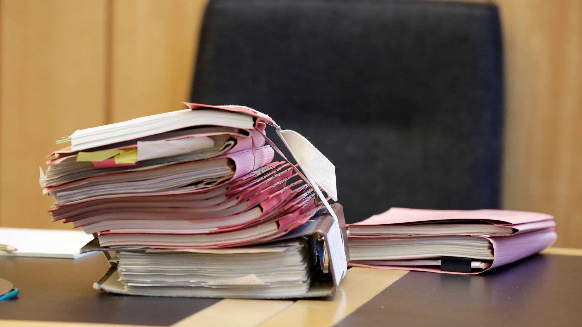 Aktenstapel in einem Gerichtssaal (Symbolbild): Gut fünf Jahre nach der Entführung soll ein weiterer Angeklagter zu einer Haftstrafe verurteilt werden. Aktenstapel in einem Gerichtssaal (Symbolbild): Gut fünf Jahre nach der Entführung soll ein weiterer Angeklagter zu einer Haftstrafe verurteilt werden.