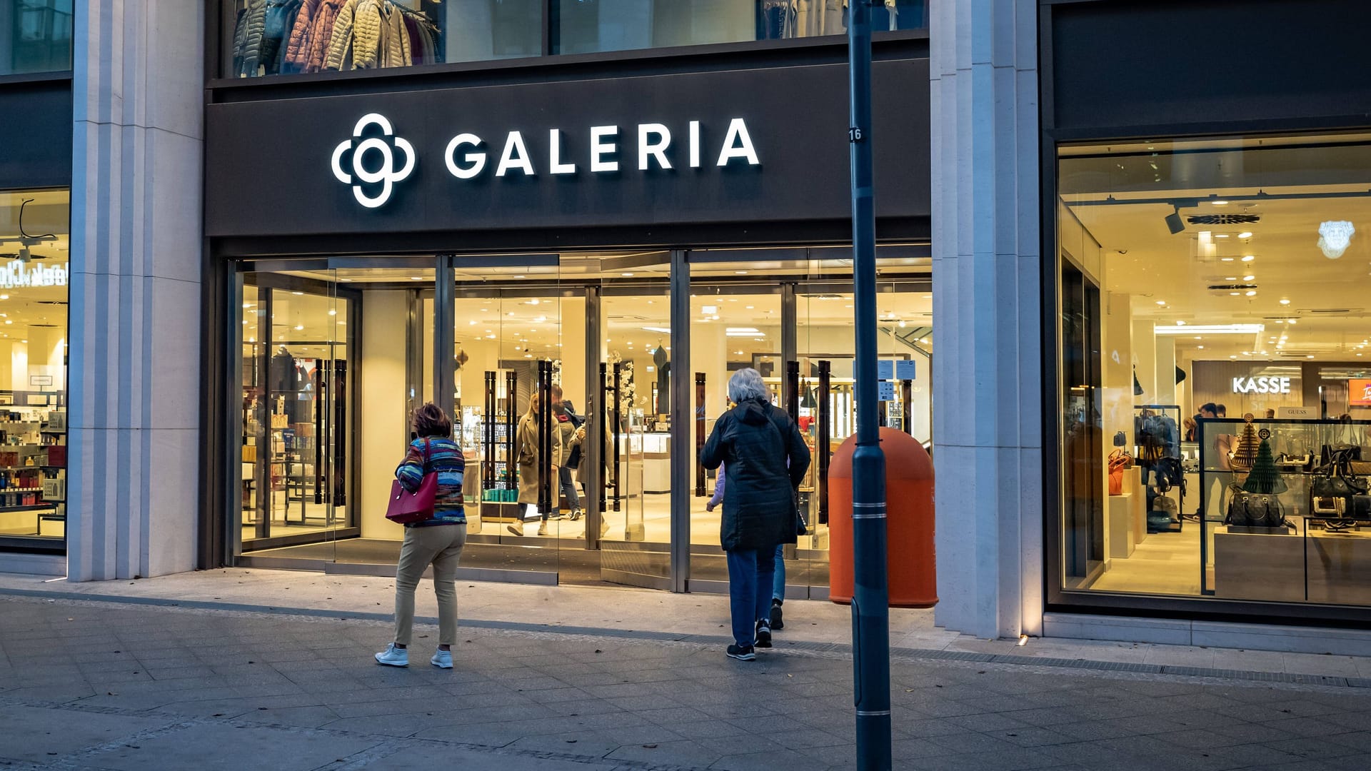 Galeria Kaufhof Karstadt: Dutzenden Filialen droht die Schließung.