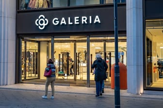 Galeria Kaufhof Karstadt: Dutzenden Filialen droht die Schließung.