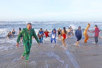 Menschen springen in die Nordsee auf Sylt: Das Event findet traditionell am Neujahrstag statt.