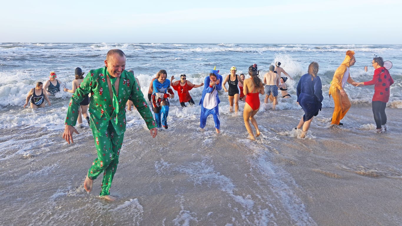 Menschen springen in die Nordsee auf Sylt: Das Event findet traditionell am Neujahrstag statt.
