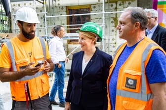 Giffey beim Besuch eines Wohnbauprojekts in Neukölln: Sie trägt in der Landespolitik auch den Spitznamen "Franziska Überall".