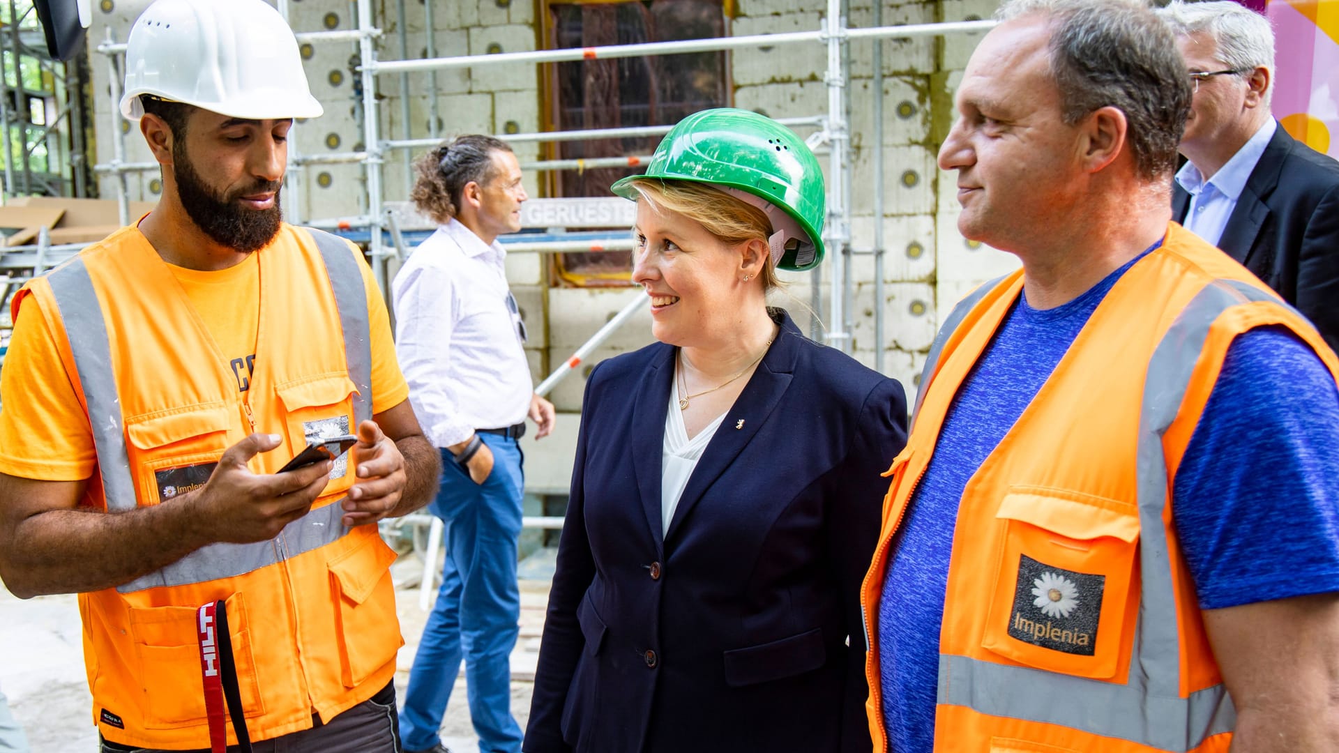 Giffey beim Besuch eines Wohnbauprojekts in Neukölln: Sie trägt in der Landespolitik auch den Spitznamen "Franziska Überall".