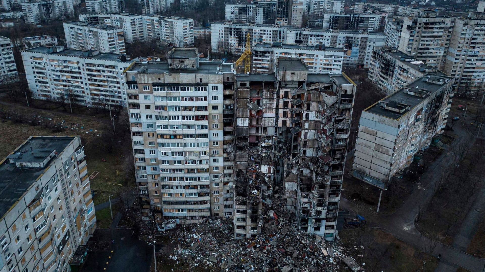 Ein durch Beschuss beschädigtes Wohnhaus im Stadtteil Saltiwka (Archivbild): Annalena Baerbock besuchte den stark zerstörten Stadtteil.