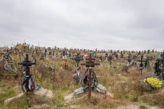 Gräber in Lyman (Archivbild): Nach dem Abzug der russischen Soldaten entdeckten Ukrainer rund 200 Einzelgräber und ein Massengrab.