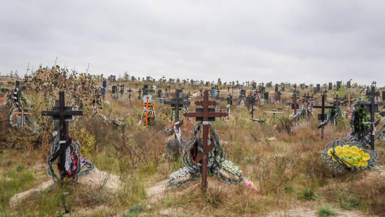 Gräber in Lyman (Archivbild): Nach dem Abzug der russischen Soldaten entdeckten Ukrainer rund 200 Einzelgräber und ein Massengrab.