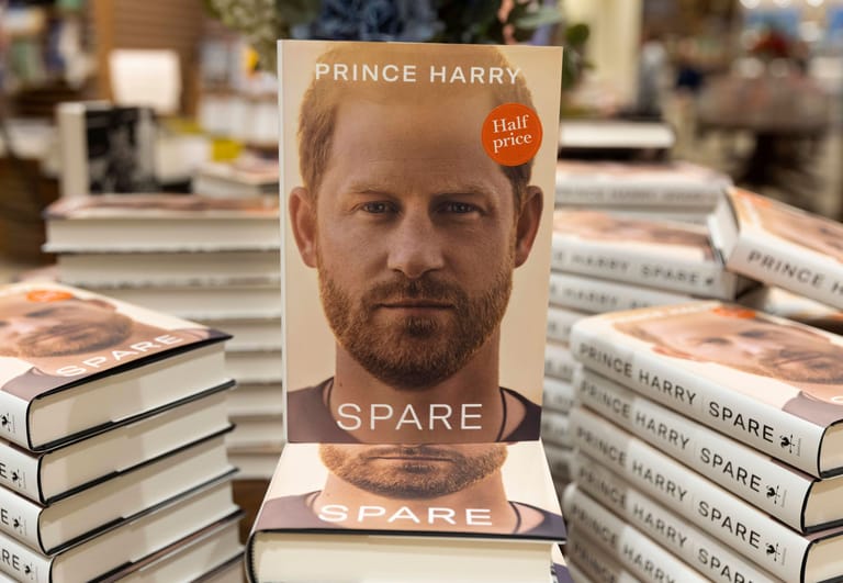 Prinz Harry hat sein Buch "Spare" (deutscher Titel: "Reserve") am 10. Januar veröffentlicht.
