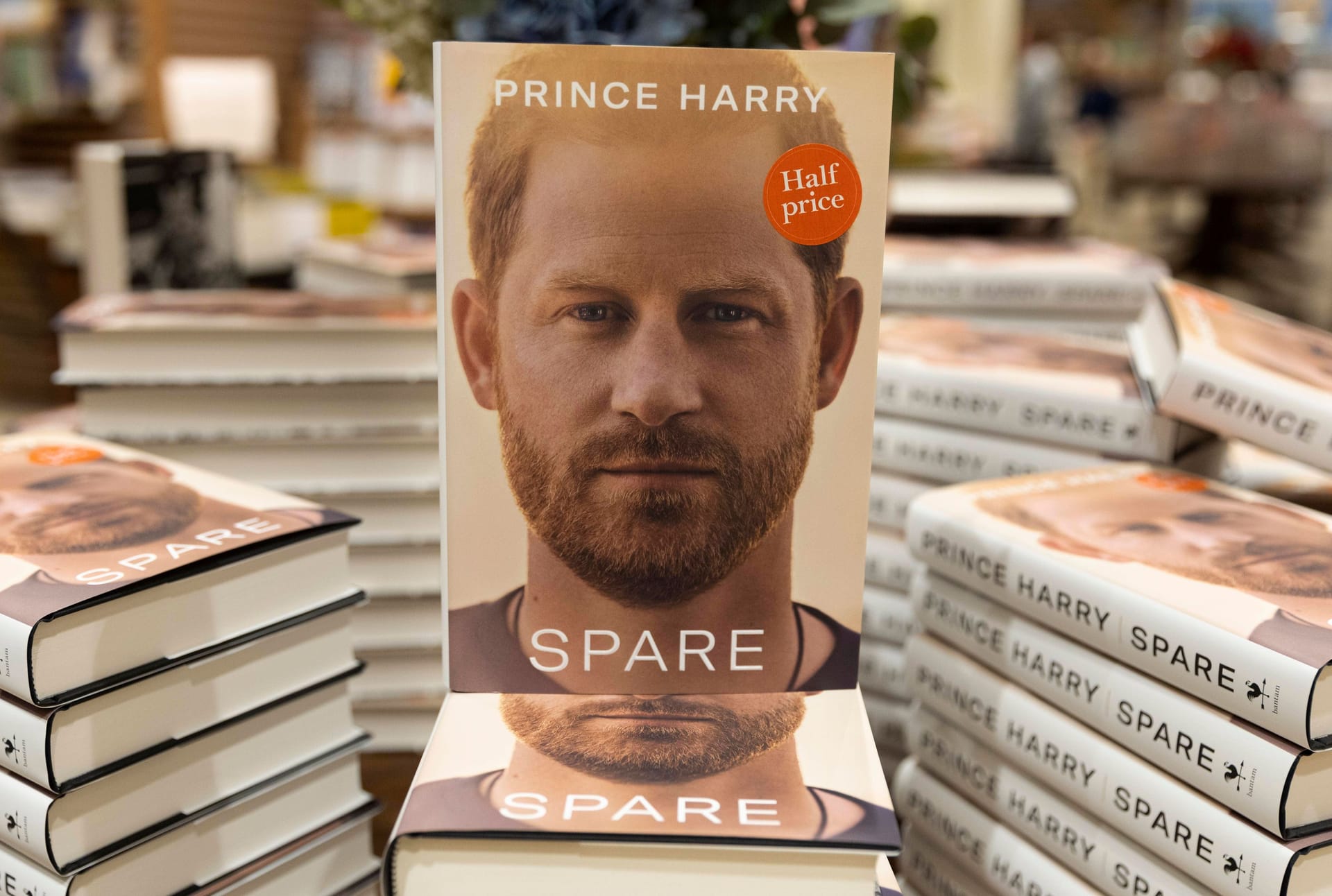 Prinz Harry hat sein Buch "Spare" (deutscher Titel: "Reserve") am 10. Januar veröffentlicht.