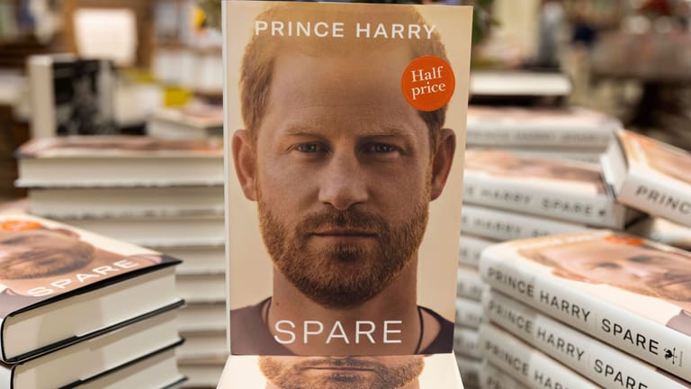 Prinz Harry hat sein Buch "Spare" (deutscher Titel: "Reserve") am 10. Januar veröffentlicht.