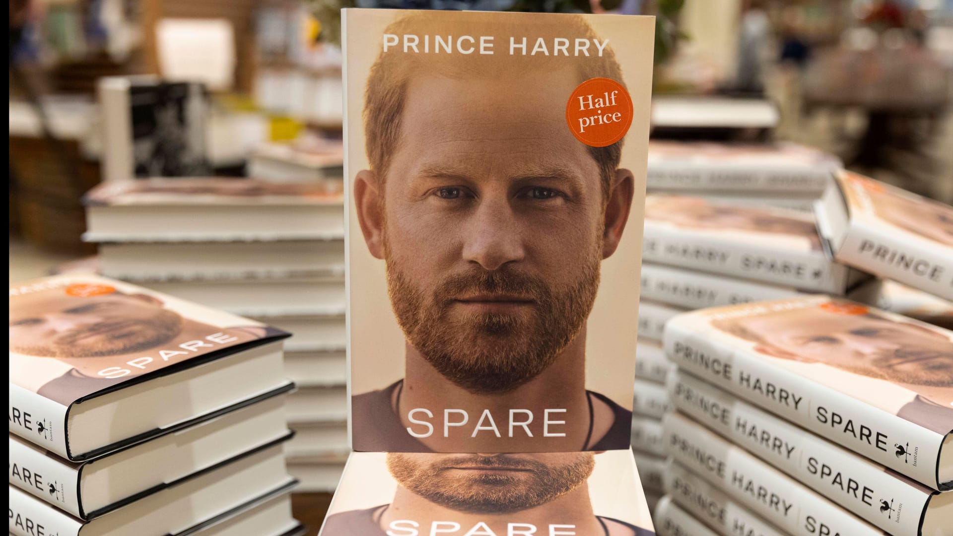 Prinz Harry hat sein Buch "Spare" (deutscher Titel: "Reserve") am 10. Januar veröffentlicht.