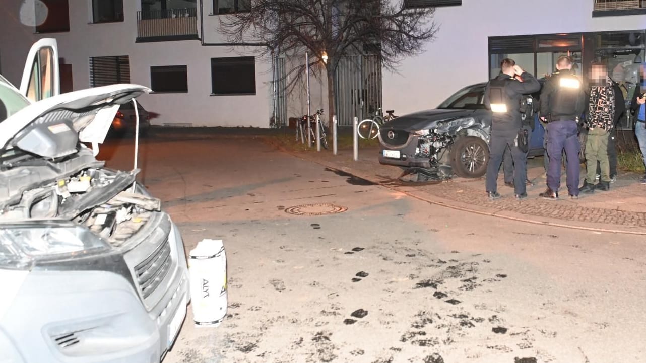 Beschädigte Autos: Auf der Flucht rammten die Diebe mehrere Wagen.
