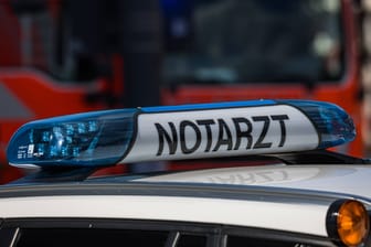 Notarzt im Einsatz (Symbolbild): Eine Autofahrerin ist im Kreis Lüneburg ums Leben gekommen.