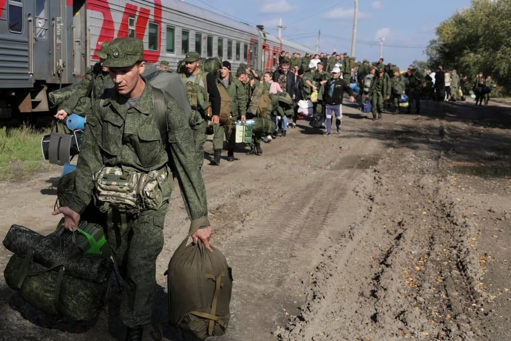 Russische Rekruten auf einem Bahnhof in der Region Wolgograd (Archivbild): Russland hat eingeräumt, mehrere Tausend Männer zu Unrecht in die Armee eingezogen zu haben.