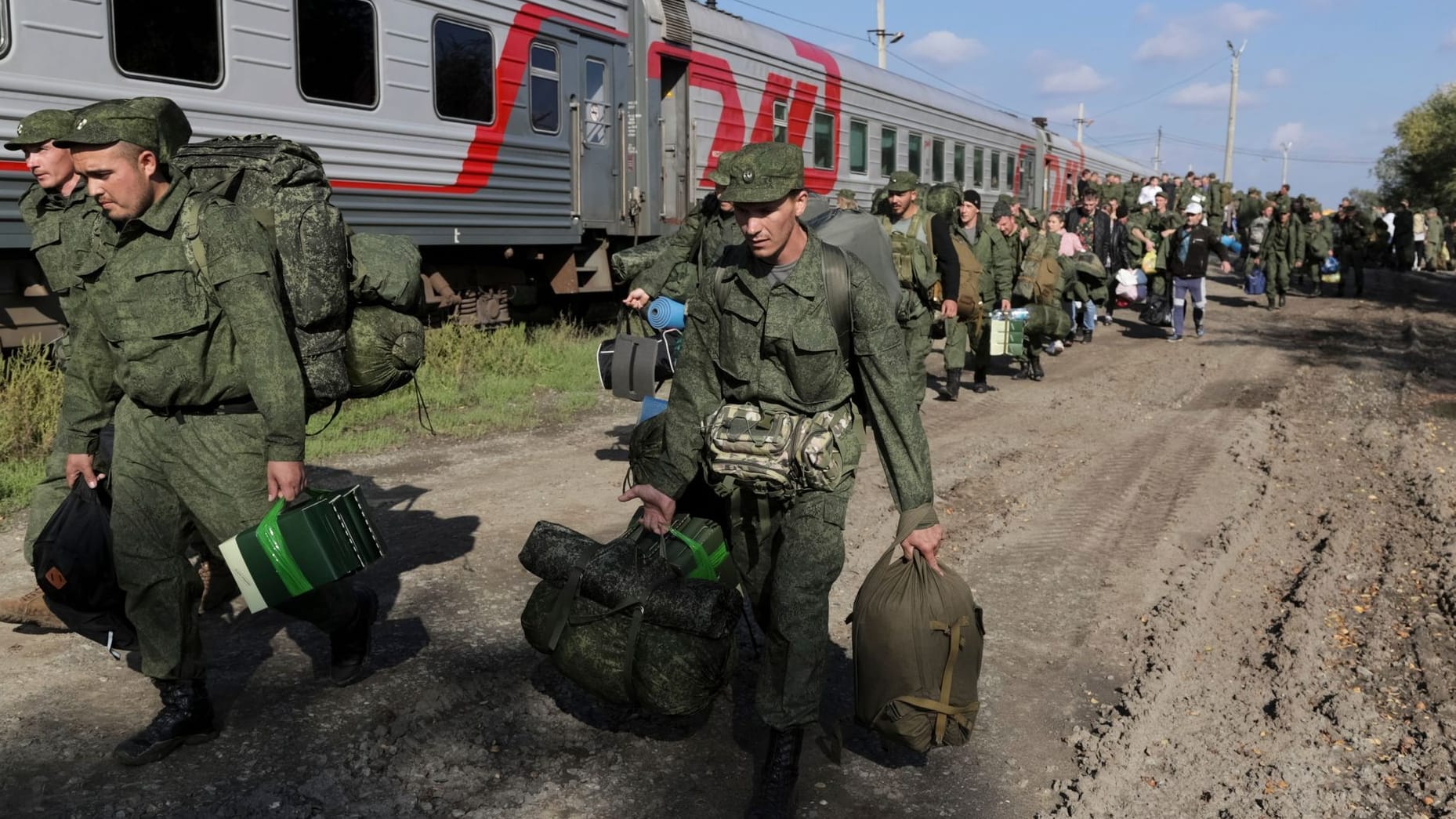 Russische Rekruten auf einem Bahnhof in der Region Wolgograd (Archivbild): Russland hat eingeräumt, mehrere Tausend Männer zu Unrecht in die Armee eingezogen zu haben.