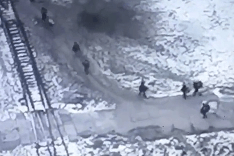 Videos von Ukrainern gefeiert: Aufnahmen zeigen, wie ein Drohnenkommandeur russische Truppen ausfindig macht – dann folgt der Einschlag.