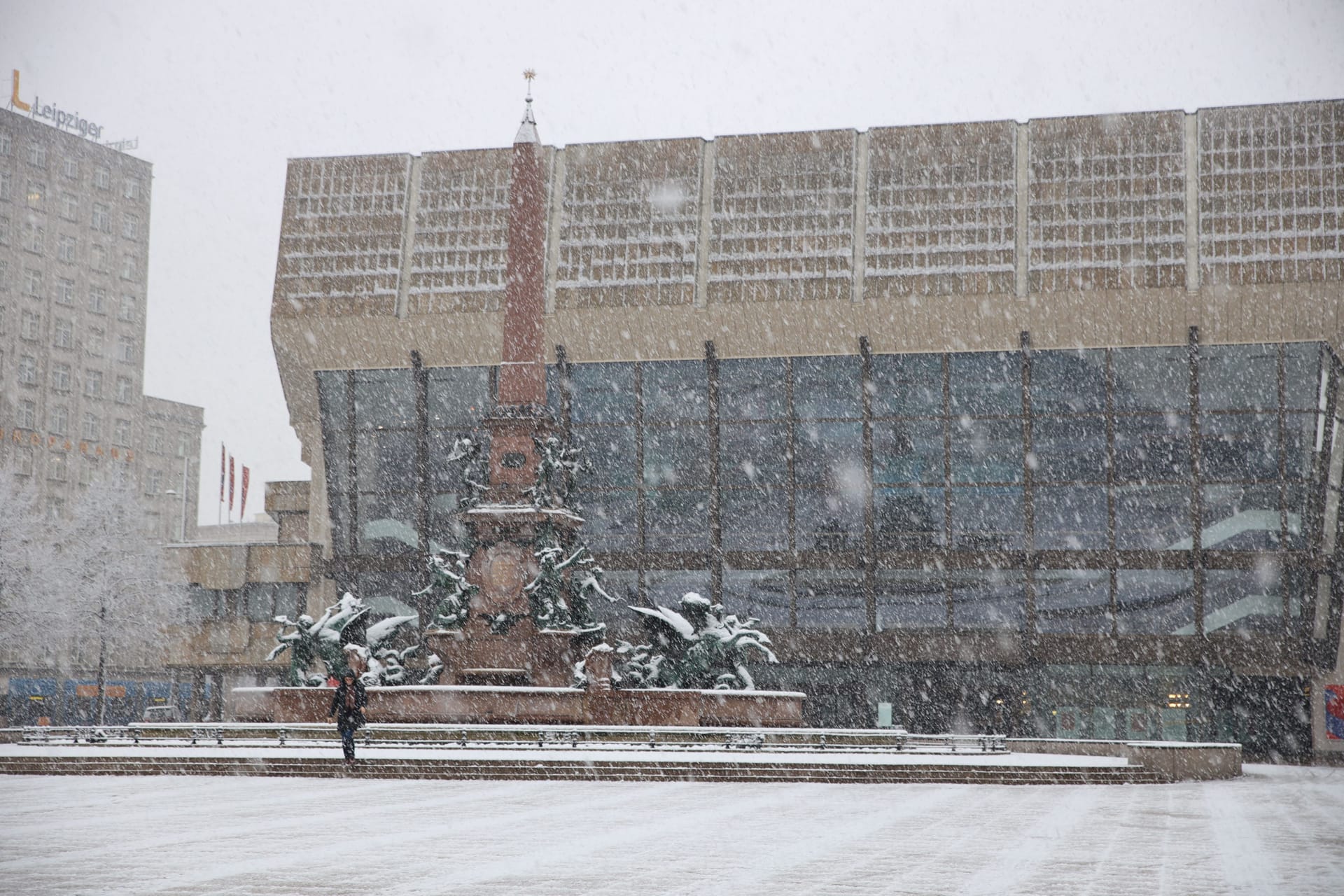 Am Mittwoch vor dem Gewandhaus: Schnee, der am kommenden Wochenende fällt, könnte sogar liegen bleiben.