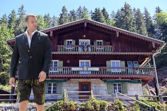 Bayerns Kapitän und Torwart Manuel Neuer will das abgelegene Forsthaus Valepp renovieren lassen (Fotomontage): Nach einigen Diskussionen werden die Pläne nun konkreter.